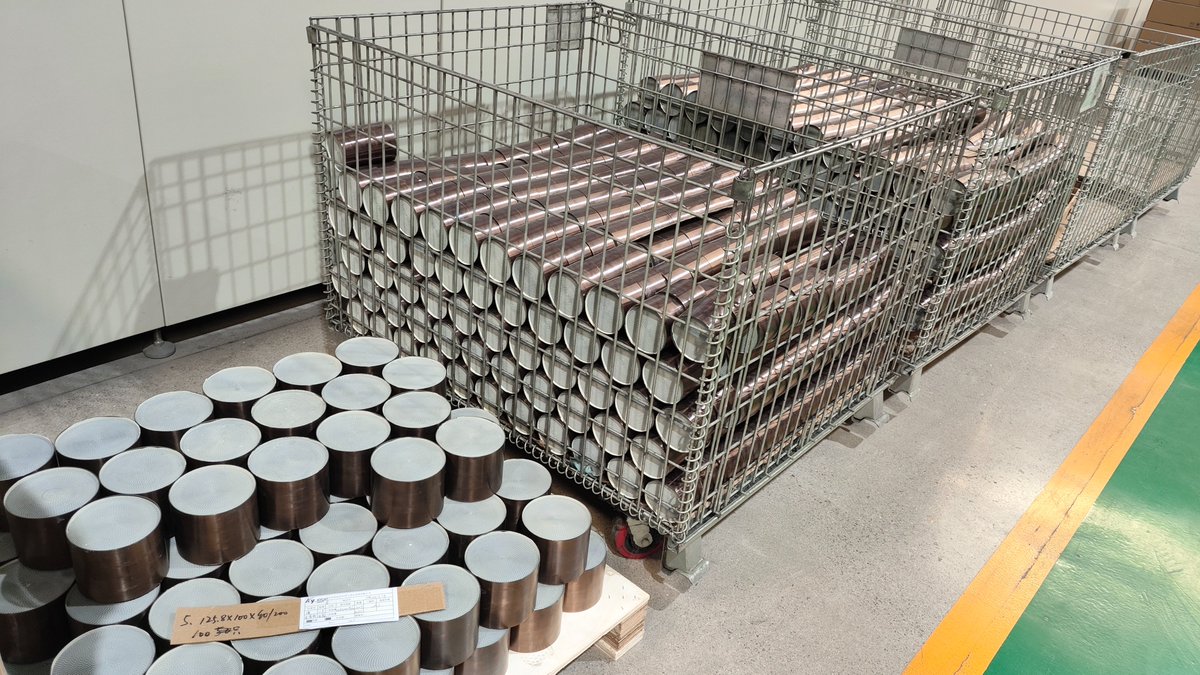 Coated metallic catalysts ready for spinning