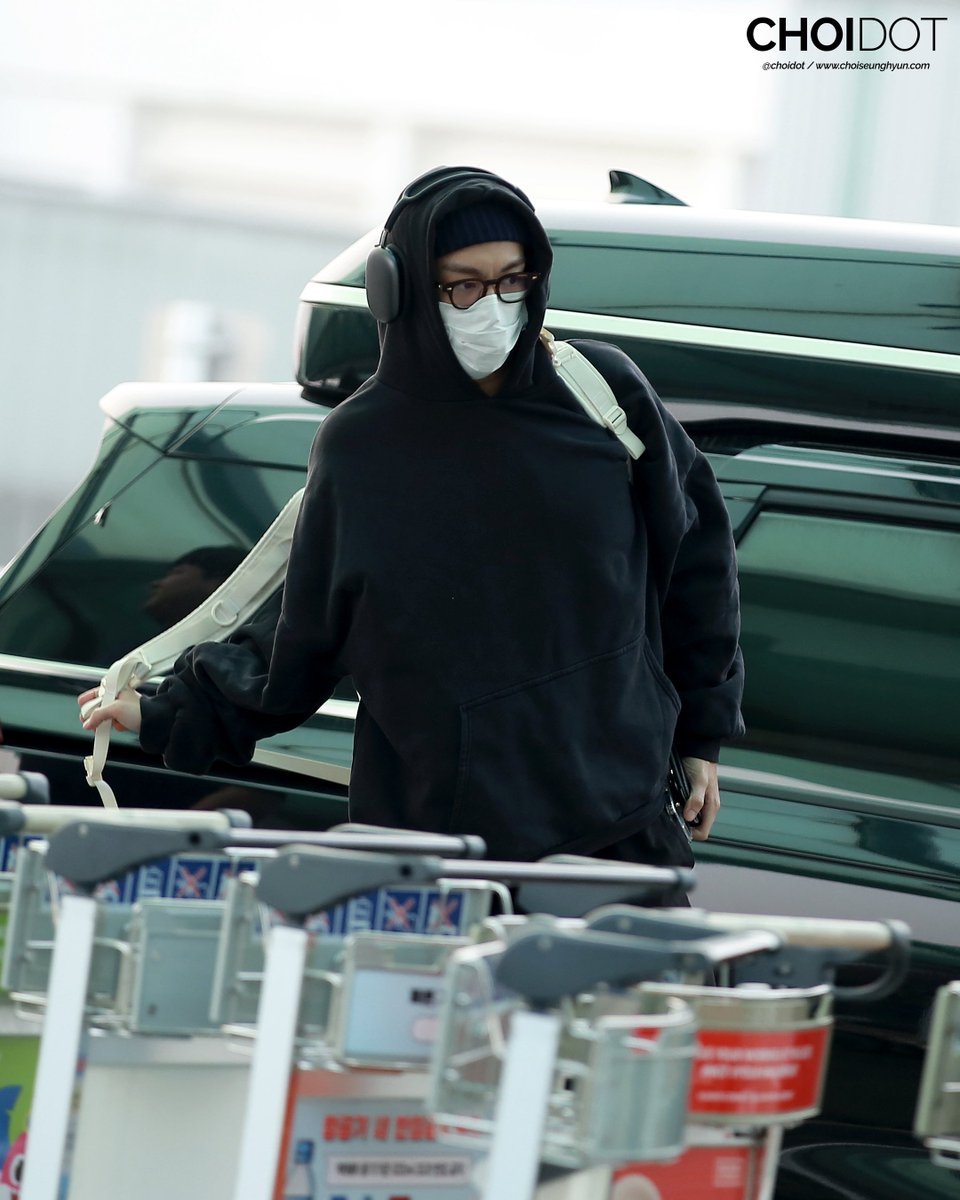 choidot's tweet photo. [#TOP PHOTO] 250527 ICN #최승현 #TOP 출국 

이사진에 귀여운 포인트가 한두개가 아니라고
100개도 말할 수 있어 진짜 

#탑  #TTTOP #CHOISEUNGHYUN https://t.co/NGDr9Yy8gc