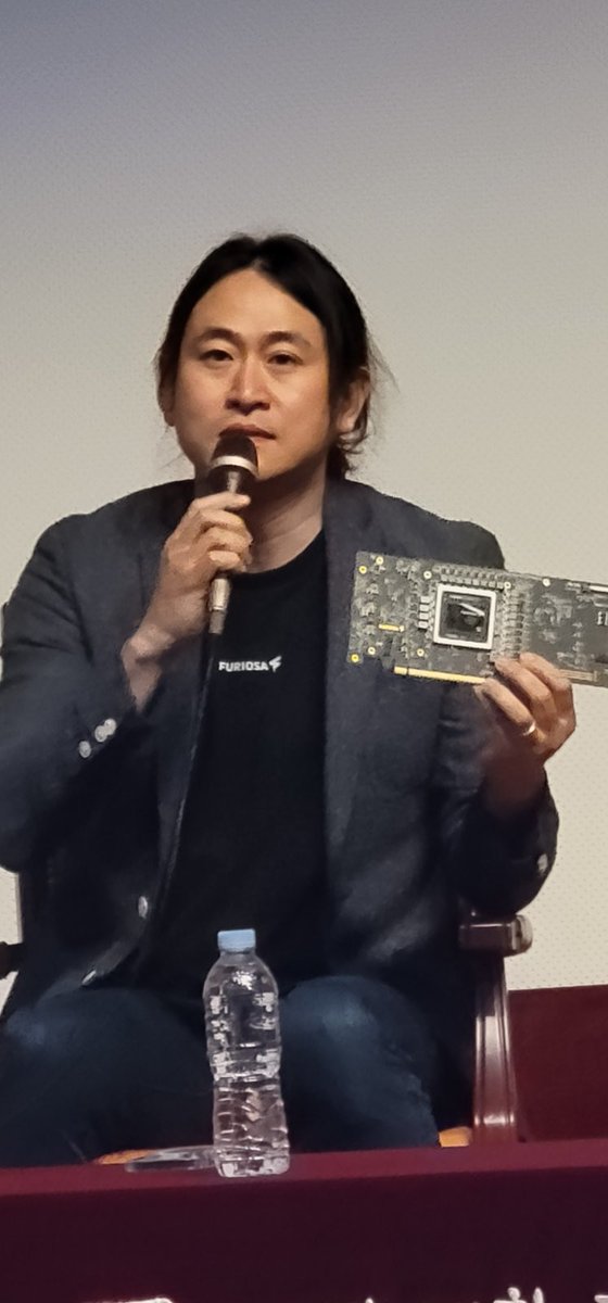 “AI반도체로 세상을 삼킨다. ” 
서강멘토링센타 생각의창 특강. 3백여명 청중들이 2시간반 동안 퓨리오사AI 백준호대표. 박철민 삼성전기상무의 열정적강의,차정훈 전중기부 벤처실장이 패널로 참석.열띤 질의응답진행. 

새정부AI정책은? 
- 100조 예산 구체화 
- AI 3대분야/컴퓨팅 파워/전력/데이터