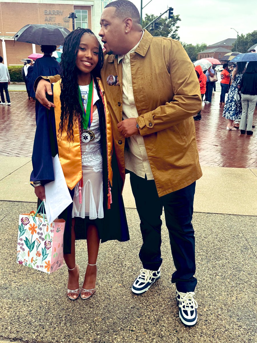 CoachB____'s tweet image. I have no words I cried like a baby….

4.7 GPA, Class VP, NO STUDENT LOANS #tearsofjoy #onward #ODU