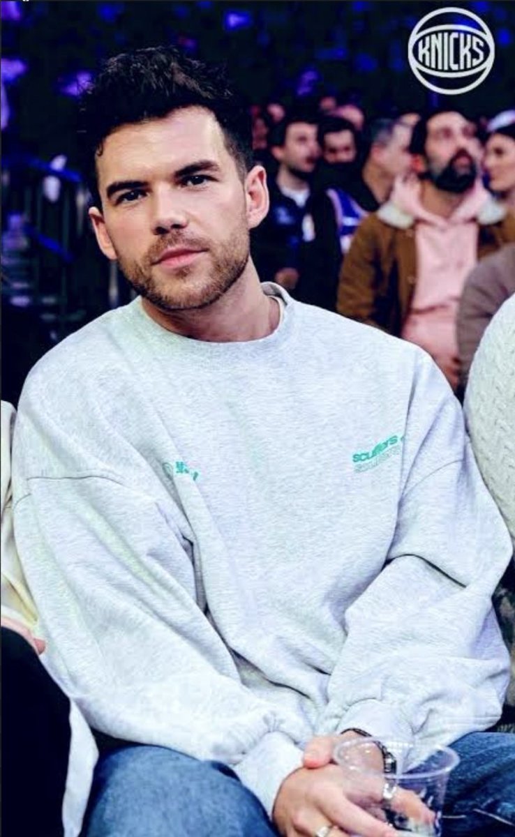 LukeyNewtsVibes's tweet photo. Another time you used that hoodie. At least, you were next to a person with SERIOUS REAL TALENT!
#LukeNewton #FakePersonality #AlmostAFraud #TheEgoGotYou #CockyBoy #ShittyFriend #YouAreNotTHATfamous
#antoniaroumelioti🥬#FameSeeker #SheDancedForAnHomophobicCult #TheBathroomTwerker https://t.co/oALpJj0NkJ