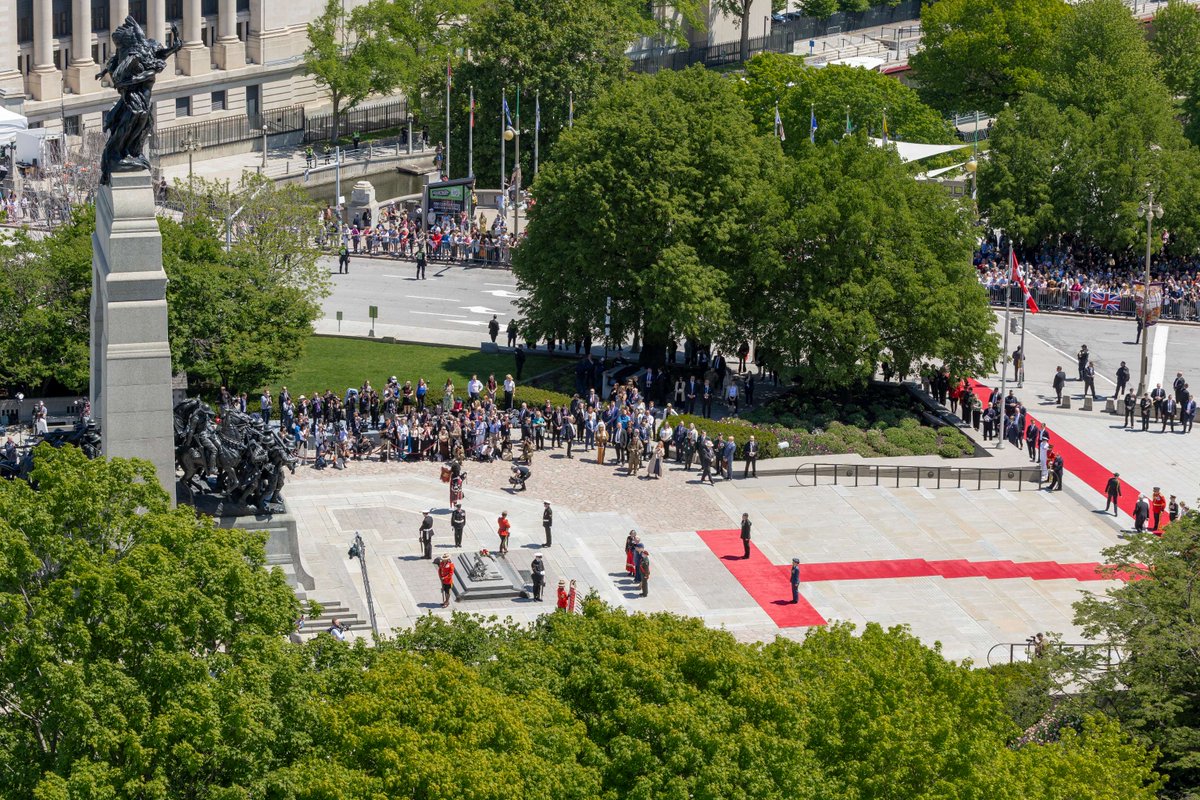 On the last day of the #RoyalVisit, Prime Minister Carney joined Their Majesties King Charles III and Queen Camilla to pay his respects to those who gave their lives in service to peace and freedom.