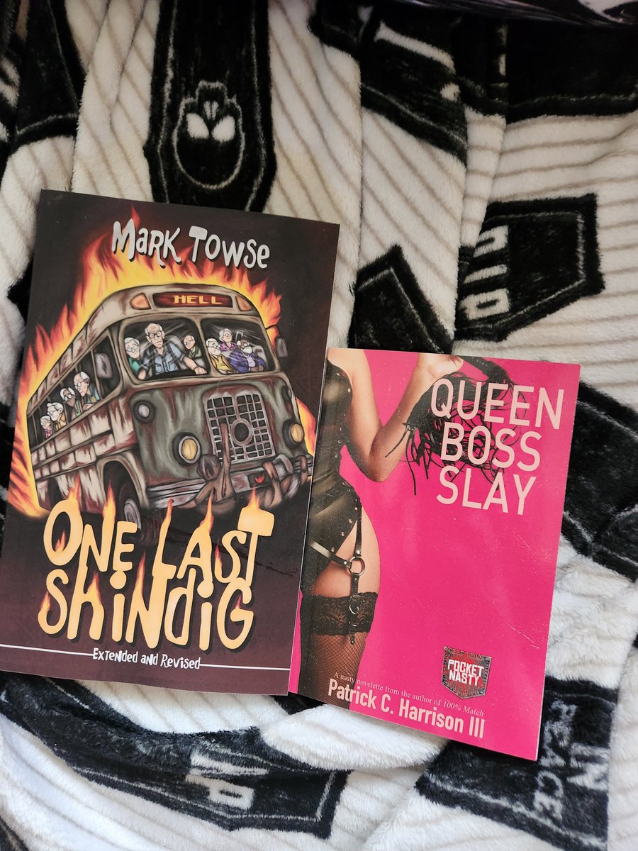 SmokeyRose15's tweet photo. They weren't kidding in the description of Queen Boss Slay when it was referred to as a pocket nasty.. it's a pocket-sized book
#Horror #HorrorBook #Splattergore https://t.co/cnRFXXas7a