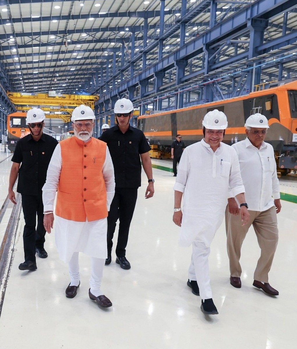 KrrishK71959470's tweet image. प्रधानमंत्री नरेंद्र मोदी सोमवार को वडोदरा में रोड शो के बाद दाहोद में एक लोकोमोटिव मैन्युफैक्चरिंग प्लांट का उद्घाटन किया. प्रधानमंत्री मोदी ने इस प्लांट का निरीक्षण भी किया, इस दौरान वो ट्रेन के इंजन में भी बैठे.

#NarendraModi #TrainEngine #PMModi #LocomotivePlant #India