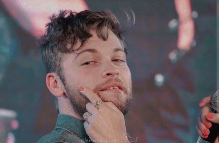 klinelight_x3's tweet photo. The smug look, the messy hair, the painted nails, we need more of this look 🤭
Photo by @/lemondropsonice

#AlCal #AlexCalvert #AlexanderCalvert
- AlwaysAlCal https://t.co/cT0hpizBfn