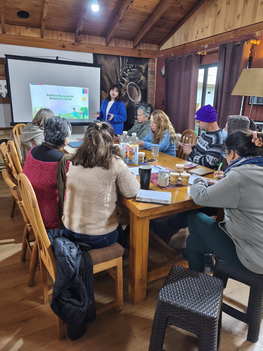 FabiolaSeplveda's tweet photo. 📢Ayer lunes 26 realizamos una capacitación a agricultoras/es de #Melipilla, organizada por la Mesa Regional de Agricultura Orgánica #RM junto a @MinagriCh, @sagchile e @INIAChile.

La Seremi de Salud participó abordando resolución sanitaria, uso de agua potable y grises.💦 https://t.co/QDLdGkBDv7