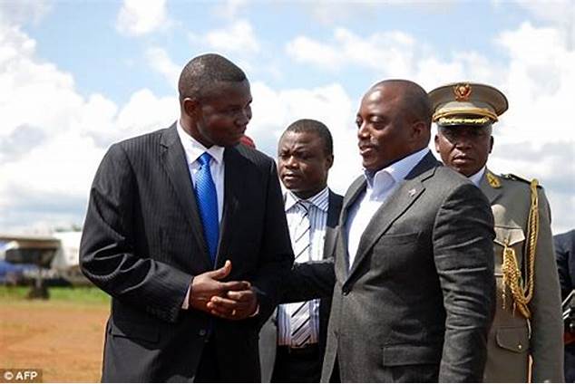 YvesBuya1's tweet photo. #RDC Ils sont toujours comme-ça! Hier, il a adoré #Kabila, aujourd'hui, il se pose même la question de savoir si, Kabila est fils de Mzee ! Questions, qu'il ne pouvait pas poser- alors que Kabila était au pouvoir-
Demain, après #Fatshi, il est capable de reproduire le même spectacle-
C'est grave avec les politiciens de mon pays-
Cas de @julienpalukucom