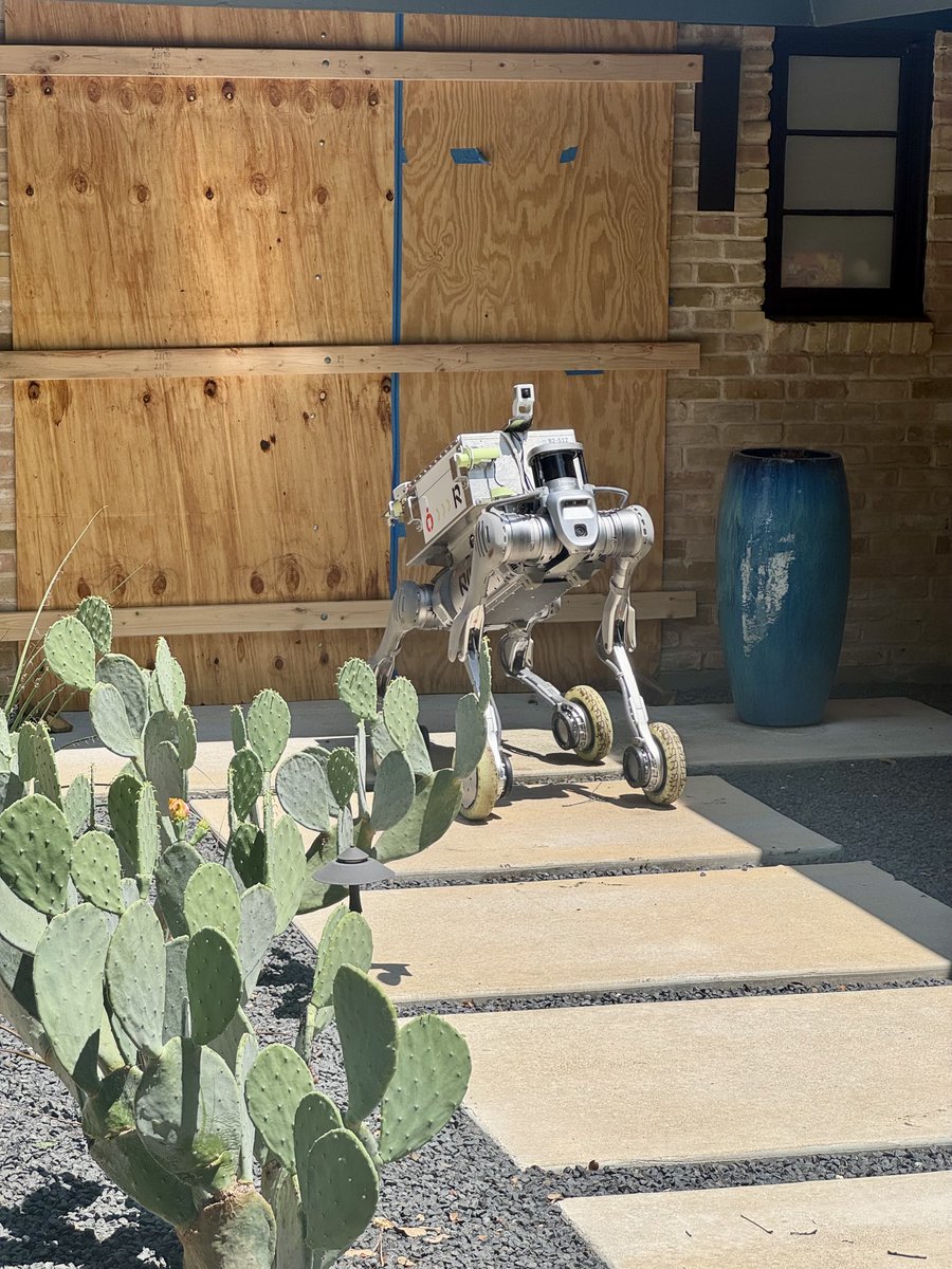 MBjelonic's tweet image. We’ve officially kicked off our first commercial deliveries in the U.S.! 🇺🇸🤖📦
Today marks a major milestone: @rivr_tech robots are now delivering packages directly to doorsteps in Austin, Texas. This wouldn’t have been possible without our amazing partner, @shipveho.