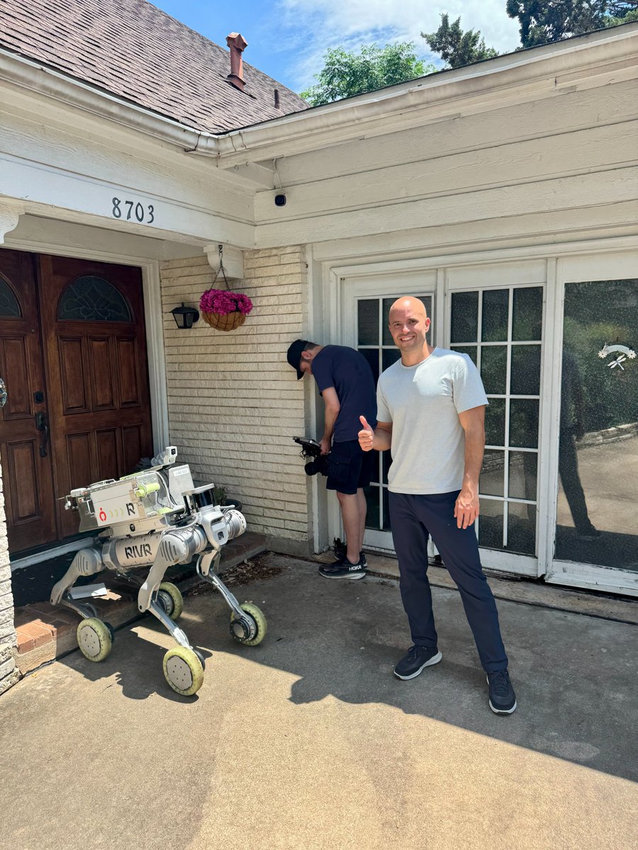 MBjelonic's tweet image. We’ve officially kicked off our first commercial deliveries in the U.S.! 🇺🇸🤖📦
Today marks a major milestone: @rivr_tech robots are now delivering packages directly to doorsteps in Austin, Texas. This wouldn’t have been possible without our amazing partner, @shipveho.