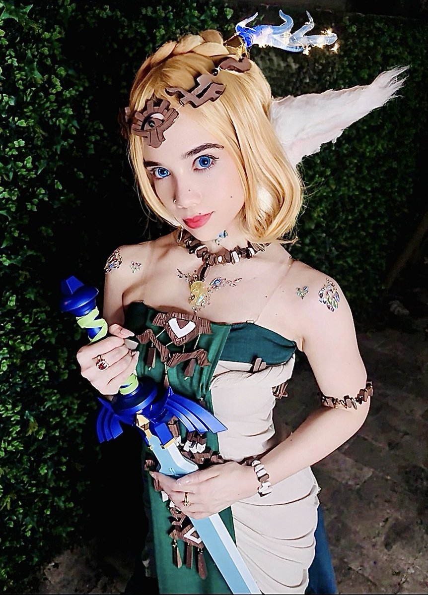 Luz y sombra son 2 caras de la misma moneda, una no existe sin la otra 🪙🐉💎 ¡Añade mi single de Sheik’s Devotion en tu playlist!🍒🎧 
Shadow and Light are two sides of the same coin.. one cannot exist without the other🗡️🐲 Add my Zelda single on Spotify &amp; ytMusic!🌹🎶