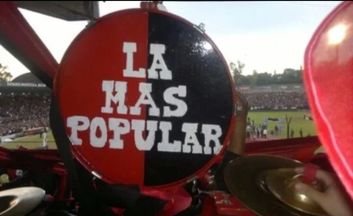 La banda está, nunca se fue 
A pesar de la polisina
Que me llevó, muchas veces me llevó 
Pero por Newell's doy la vida.
La banda está re loca otra vez 
Y va a m@tar a un puto de la B 🎶🎵
