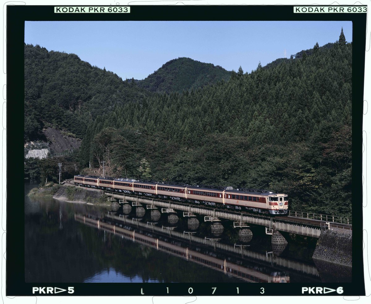 teinentetsu's tweet image. #みんなでJR東海の写真を出す展覧会
キハ82系「南紀」と「ひだ」（再掲）。オレンジ色のJRステッカーが特徴だった。