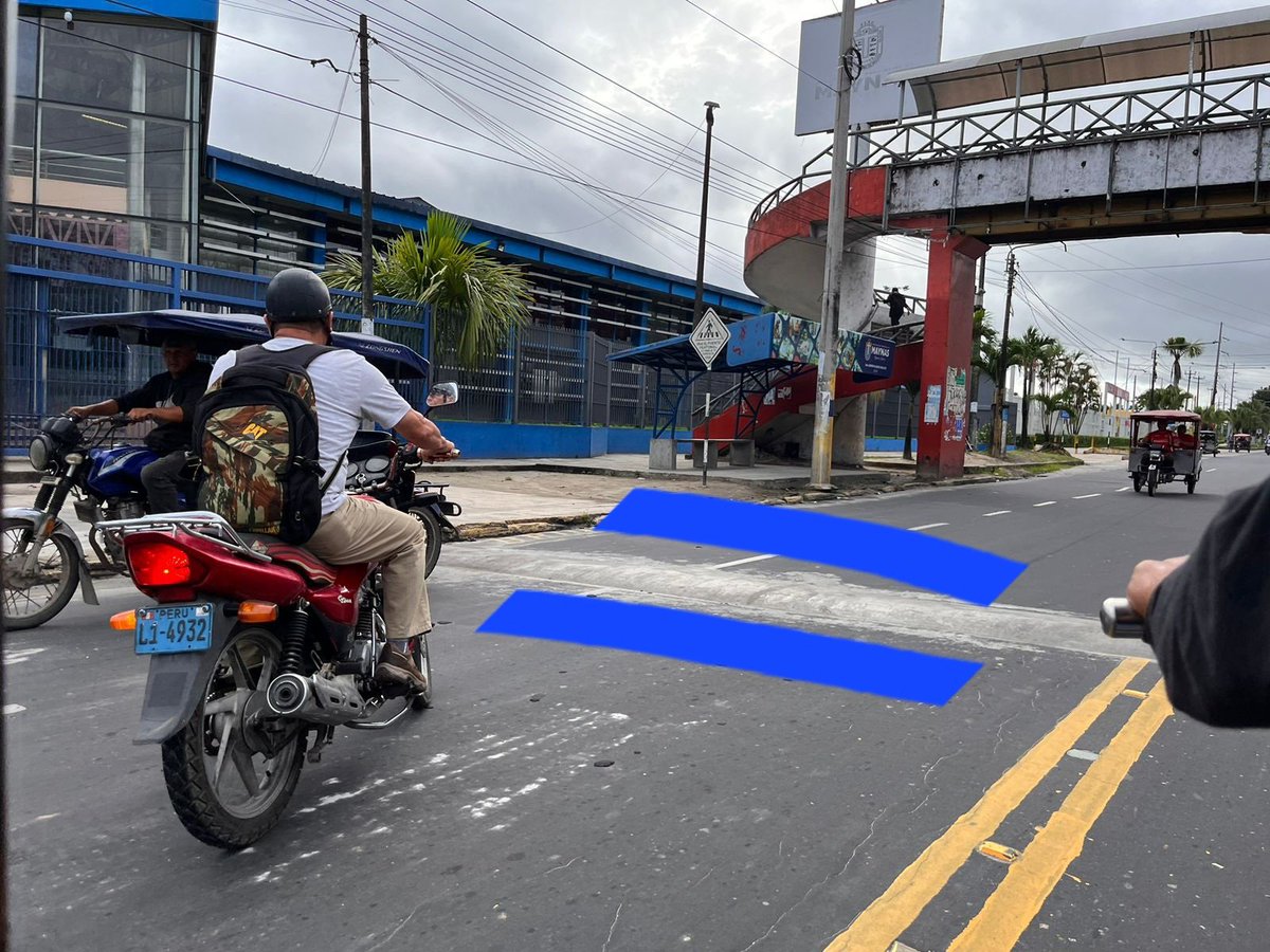carrevil's tweet photo. SOS MDSJB: Giba colocada en la avenida principal Abelardo Quiñones en Iquitos! A pocos metros de un puente peatonal, en vía rápida, sólo en un carril porque el otro pertenece a otro distrito y sólo la han puesto para cumplir una meta frente al colegio CNI!🤔 https://t.co/CC5oSsmxOz