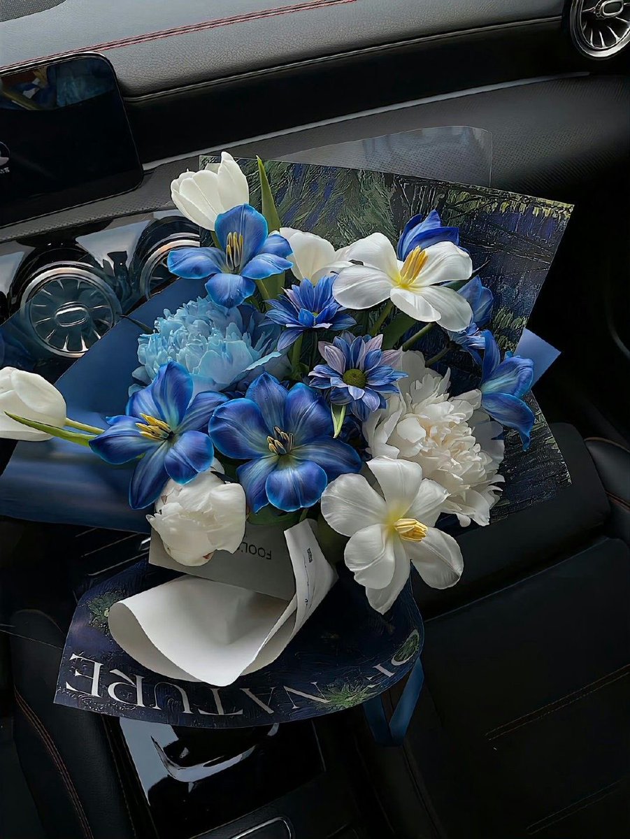 i3Moment's tweet image. Blue tulips