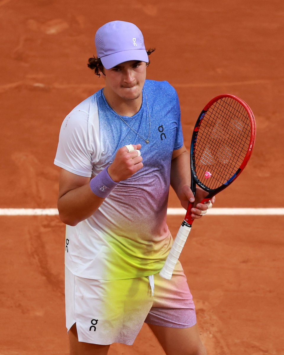 Que estreia de João Fonseca em Roland Garros 🤯

Em partida brilhante, João derrotou Hubert Hurkacz, 28º do mundo, em 6/2 6/4 6/2 para conquistar a sua 1ª vitória no Grand Slam do saibro. O próximo desafio será contra Pierre-Hugues Herbert. Vamos! 💪🇧🇷

📸: Clive Brunskill/Getty