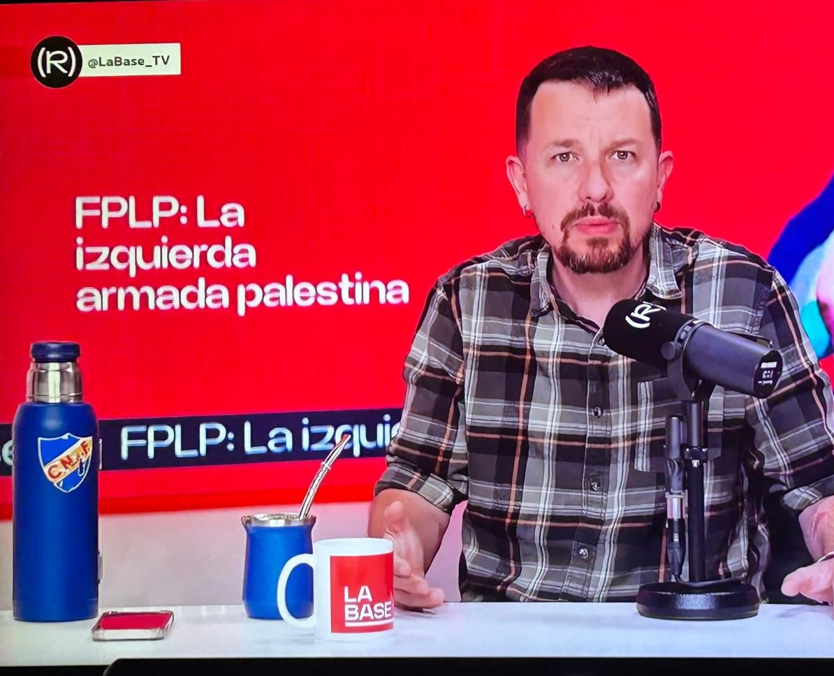 Óscar Andrade (@oandradelallana) on Twitter photo Aca <a href="/PabloIglesias/">Pablo Iglesias 🔻{R}</a> dando fuerzas a la distancia, si nos da suerte mañana hay que mandarle una camiseta. Aca <a href="/PabloIglesias/">Pablo Iglesias 🔻{R}</a> dando fuerzas a la distancia, si nos da suerte mañana hay que mandarle una camiseta.