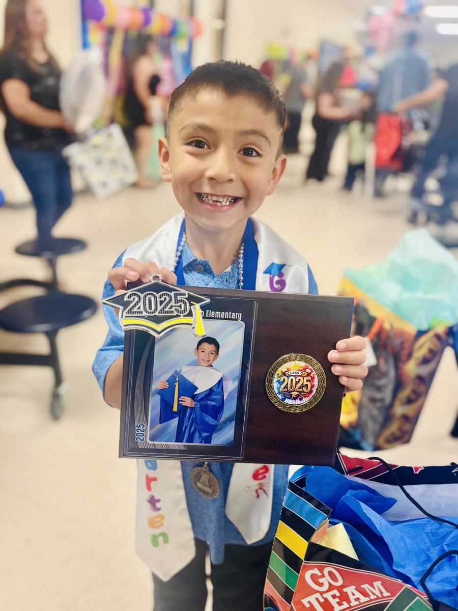aluna0707's tweet photo. End of Year Awards for LG (and kindergarten graduation 🧑‍🎓) #drlunasclass #LG7 #SEISDmanoamano #kindergrad #endofyear @LuisLun71490933 https://t.co/KWkF7ulneM