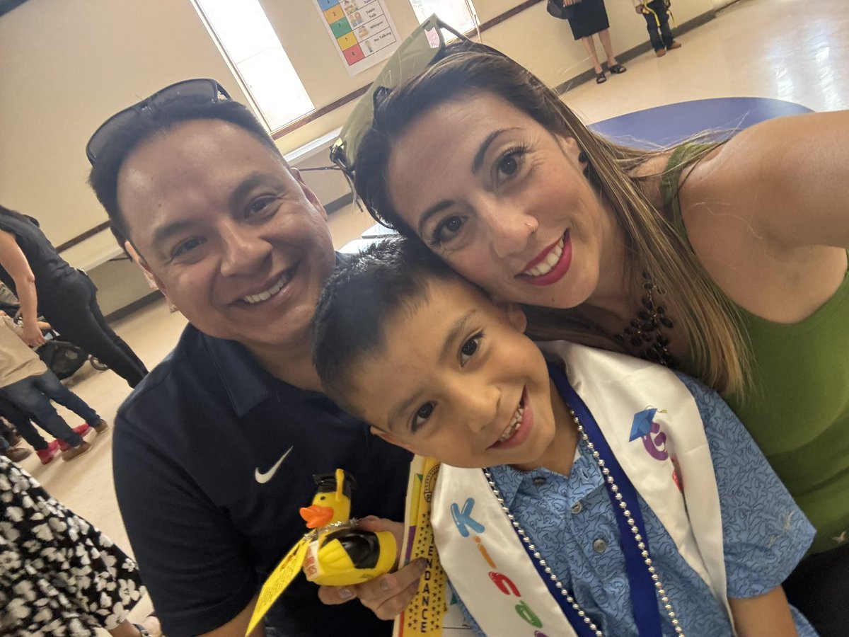 aluna0707's tweet photo. End of Year Awards for LG (and kindergarten graduation 🧑‍🎓) #drlunasclass #LG7 #SEISDmanoamano #kindergrad #endofyear @LuisLun71490933 https://t.co/KWkF7ulneM