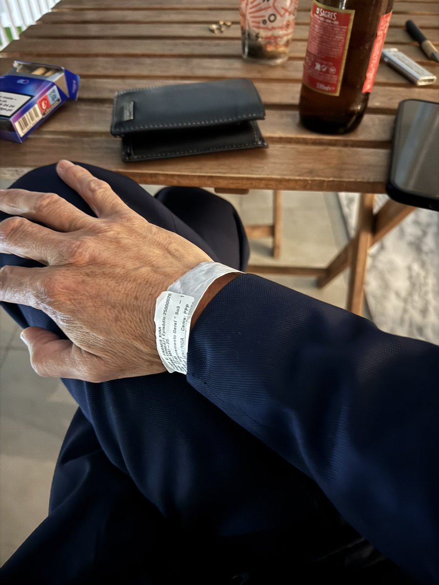 De novo com o caralho das pulseiras das visitas.