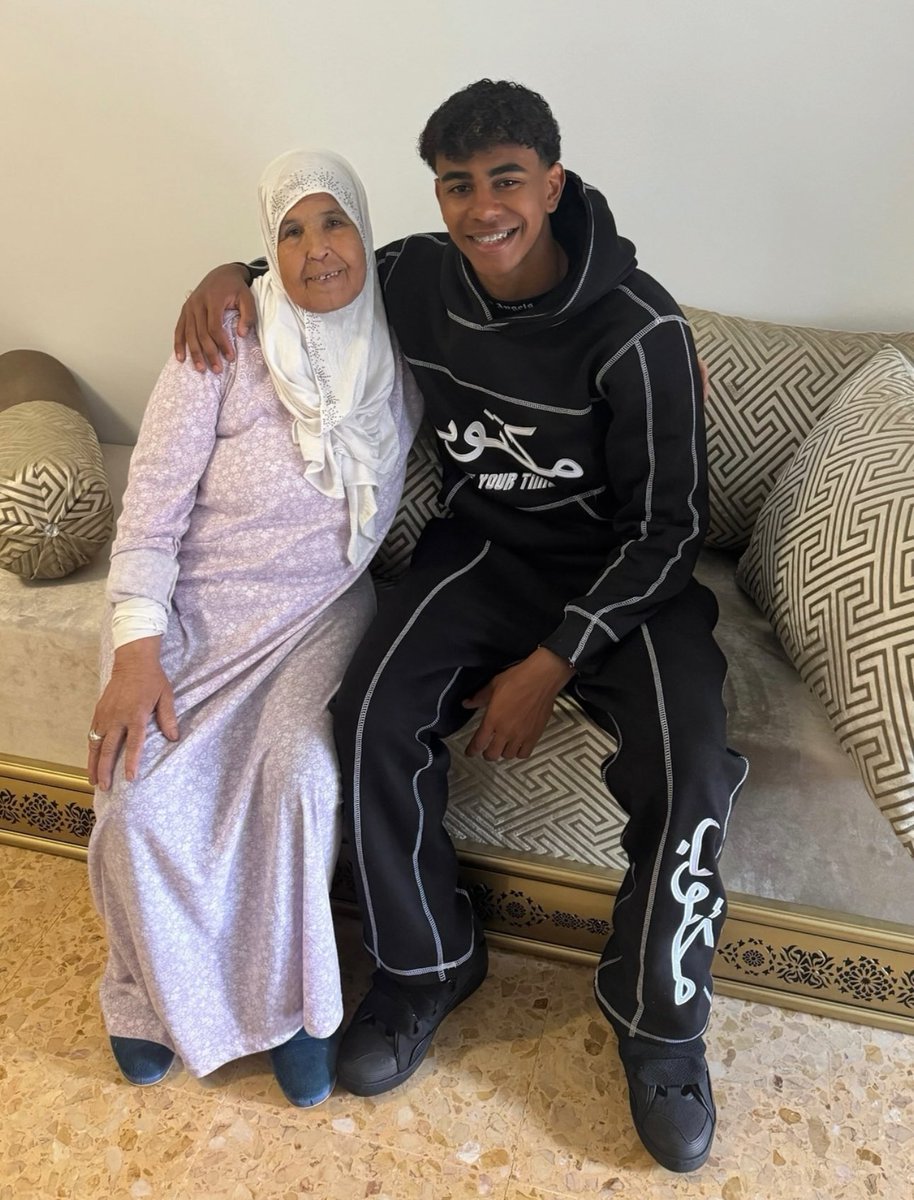 SPORT |

لامين رفض التقاط الصور الرسمية بعد التجديد إلا بحضور جدته

سيتم تأجيلها ليوم 13 يوليو وستكون جدته حاضرة