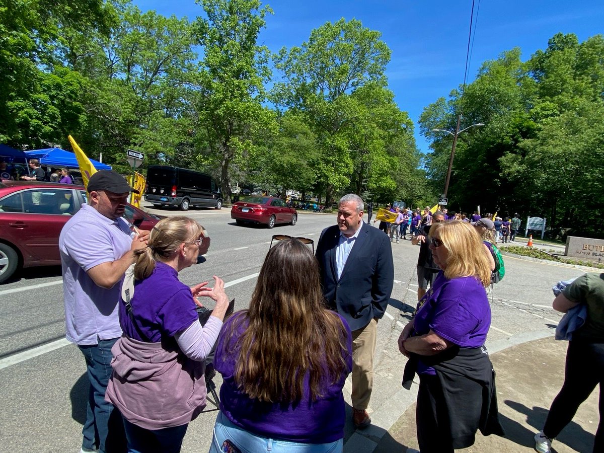 SEIU1199_NE's tweet photo. 🙏 🙏A huge thanks to @RISecState Gregg M. Amore for once again taking the time to join union workers on the 13th day of their ULP strike and hear how they are fighting to improve quality care for their patients and workplace safety for everyone. #ButlerHospital #RISEIU1199NE https://t.co/P5sU30qxn1