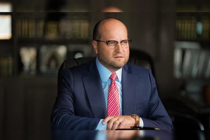 Metropoles's tweet photo. ➡️   Farra do INSS: advogado Nelson Wilians movimentou R$ 4,3 bilhões em operações suspeitas, diz Coaf

Relatório do Coaf enviado à Polícia Federal aponta transações suspeitas de Nelson Wilians, que fez pagamentos a empresário da farra do INSS

Leia: https://t.co/7k2euuJ1MS https://t.co/tzp3h1Ld7t