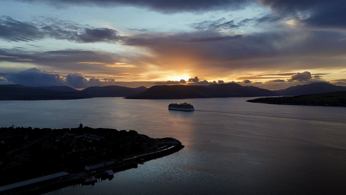 mjgardner73's tweet photo. Spectacular sunset tonight over #Gourock with the #RegalPrincess sailing off to Kirkwall. 
@BBCScotWeather @WindyWilson88 @ThePhotoHour @discinverclyde https://t.co/JJBEUXX3Jv