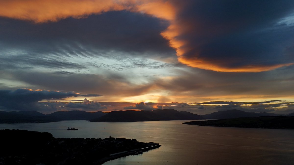 mjgardner73's tweet photo. Spectacular sunset tonight over #Gourock with the #RegalPrincess sailing off to Kirkwall. 
@BBCScotWeather @WindyWilson88 @ThePhotoHour @discinverclyde https://t.co/JJBEUXX3Jv