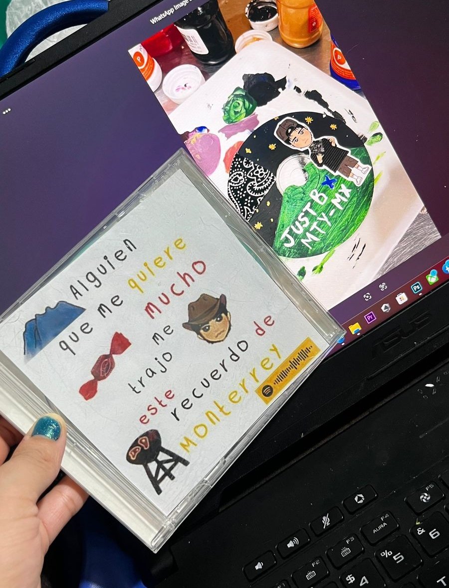 yanggnyx's tweet photo. @icxuld69765 El resultado de nuestra brillante idea fue el siguiente: 

el CD no contiene musica, solo queríamos darle un ✨ toque especial ✨ jajajaja

Esperamos que los chicos de @JUSTB_twt puedan escucharlo🤞🏻

Si quieres escuchar nuestra playlist escanea el código que está en la portada https://t.co/lhXCY4F4eg