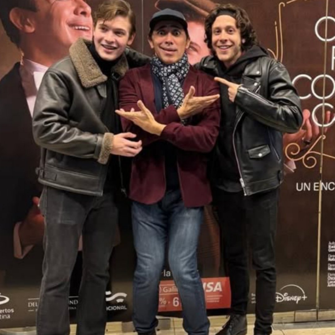 ¡EL GRAN ZORZAL CON 2 QUE PROMETEN Y DEJAN HUELLA EN LA ESCENA! 📸 En medio de su Reto en #SandroElGranShow, <a href="/AlanMadanes/">Alan</a> fue a ver #CuandoFrankConocioACarlitos en el MultiTabaris 🎼 Faltaba esta Postal con <a href="/OLajad/">Oscar Lajad🎙️</a> y <a href="/LucasGerson1/">lucasgerson</a> quienes llevan adelante el Fenomeno Teatral