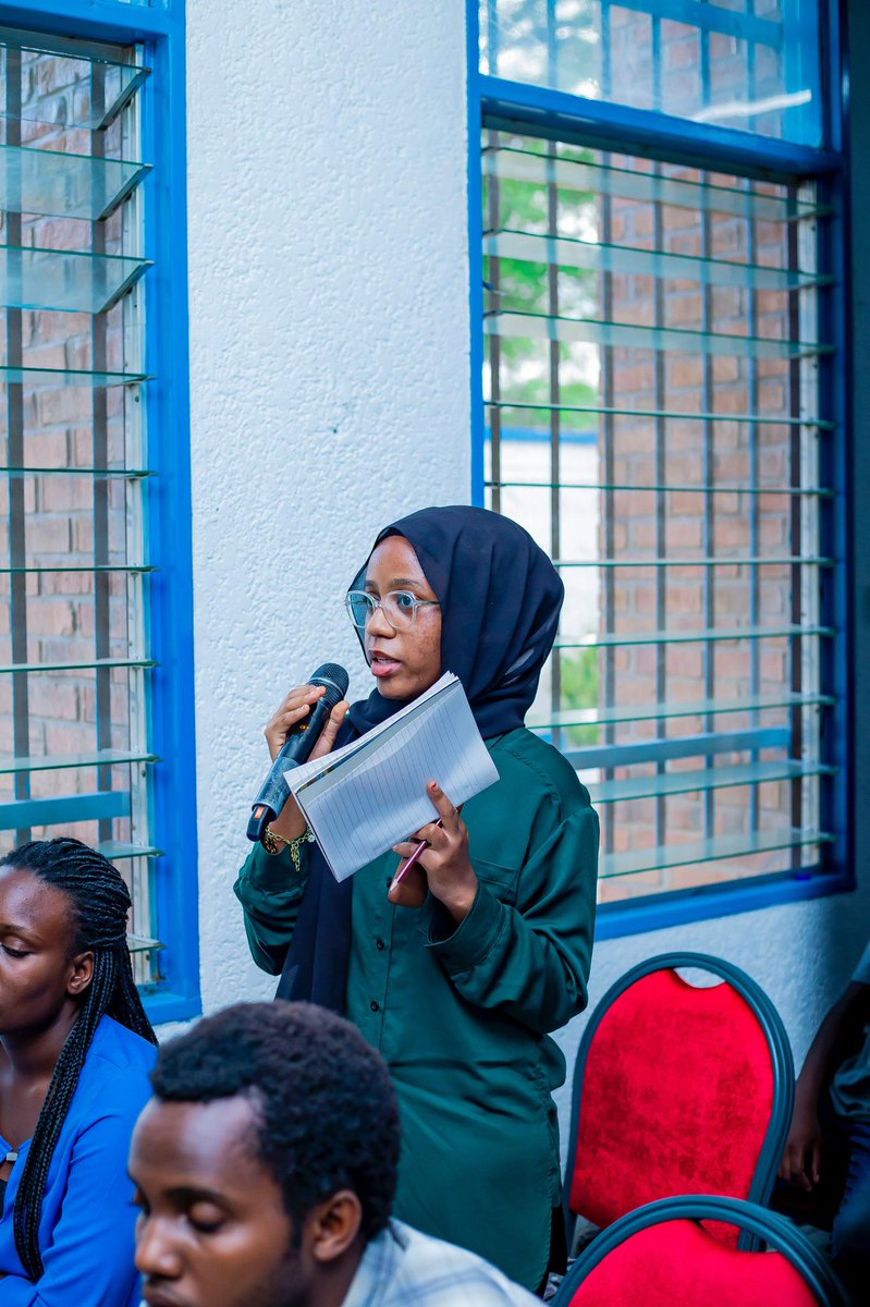 <a href="/LKarikumutima/">Lys Esther Karikumutima</a> ,membre du conseil consultatif des jeunes du ministère des affaires étrangères des Pays-Bas à La Haye et du conseil consultatif des jeunes en TIC aux Nations Unies a exploré le thème sur le rôle de la femme dans la diplomatie.