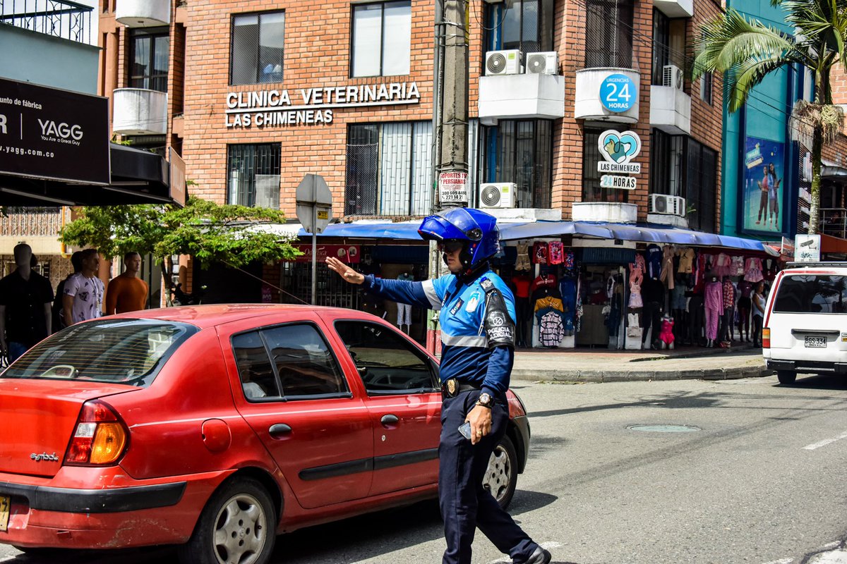 AlcaldiaItagui's tweet photo. 👮‍♂️🚧 Junto a la Policía Militar realizamos puesto de control en la Vía de La Moda, reforzando la seguridad de quienes ingresan a la ciudad.💪 Itagüí, ciudad próspera y segura. 

#SeguridadVial #ItagüíSegura #ControlVial https://t.co/BZMYXVM6C4