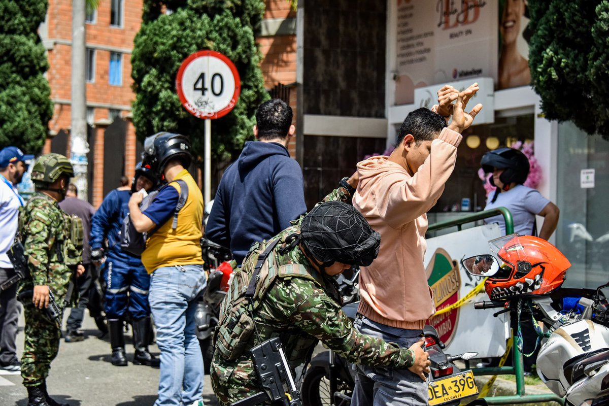 AlcaldiaItagui's tweet photo. 👮‍♂️🚧 Junto a la Policía Militar realizamos puesto de control en la Vía de La Moda, reforzando la seguridad de quienes ingresan a la ciudad.💪 Itagüí, ciudad próspera y segura. 

#SeguridadVial #ItagüíSegura #ControlVial https://t.co/BZMYXVM6C4