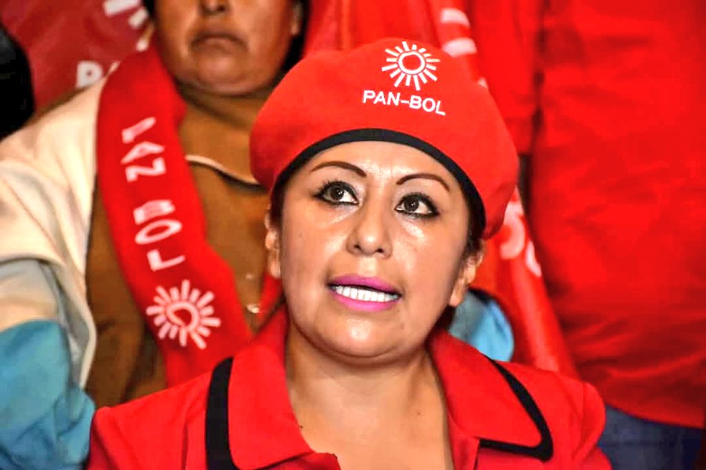 Ella es Ruth Yolanda Nina Juchani, otro parásito oportunista que se colgó de cuanto partido pudo. En 2019 en la lucha ciudadana contra el fraude se infiltró en la ANSSCLAPOL, pedía la renuncia de Evo Morales y hoy lo trata de postular ilegalmente. 
No olviden sus nombres! Algún