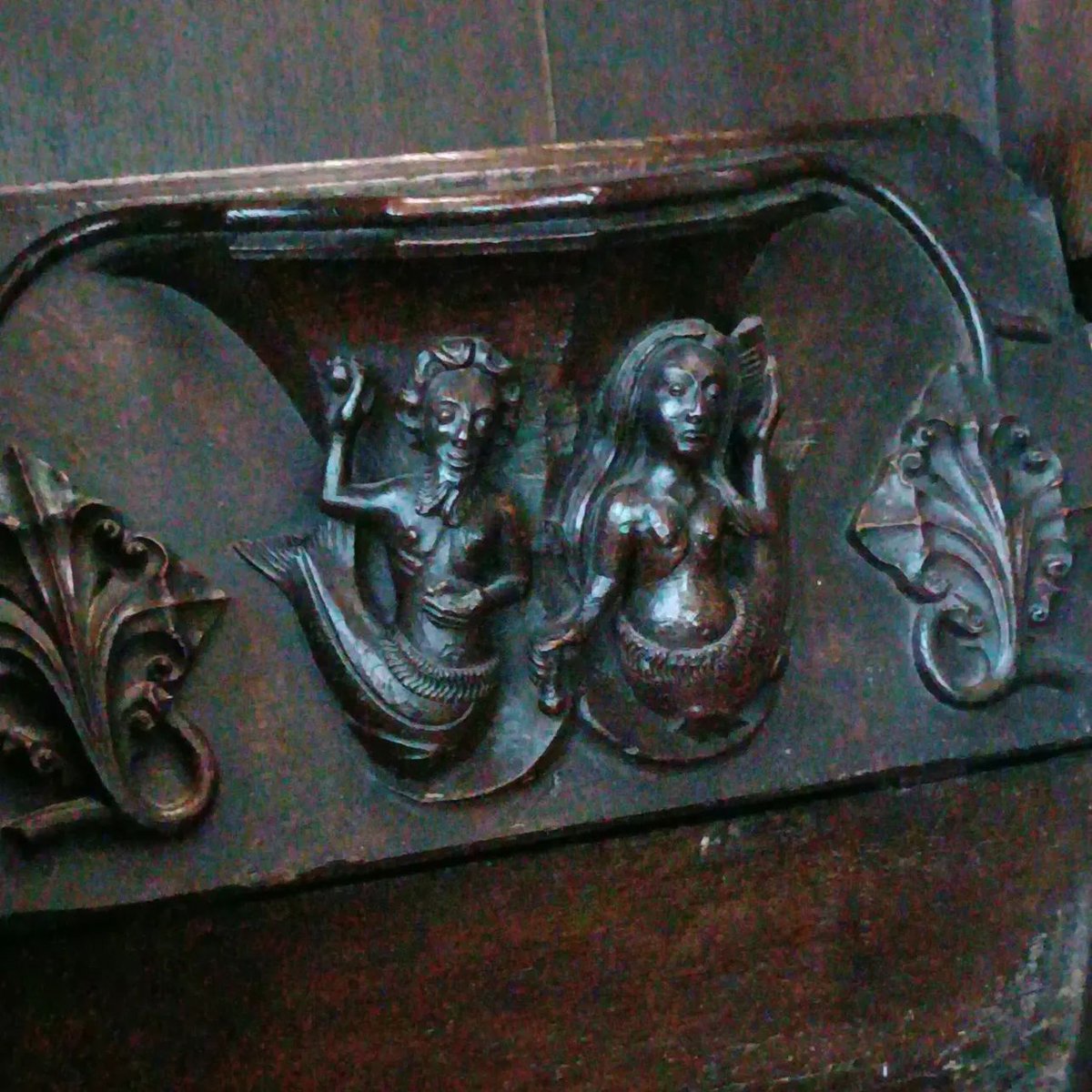 GhostCatcherELH's tweet photo. Folklore in the wild: Mermaids, merman and Green Man misericords in Holy Trinity Church, Stratford-upon-Avon
#mermaid #merman #greenman #misericordia #misericords #misericordsofinstagram #folklore #FolkloreFinds #HolyTrinityChurch #StratfordUponAvon https://t.co/CnLTpIhzbA