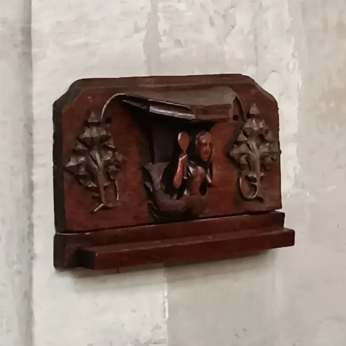 GhostCatcherELH's tweet photo. Folklore in the wild: Mermaids, merman and Green Man misericords in Holy Trinity Church, Stratford-upon-Avon
#mermaid #merman #greenman #misericordia #misericords #misericordsofinstagram #folklore #FolkloreFinds #HolyTrinityChurch #StratfordUponAvon https://t.co/CnLTpIhzbA