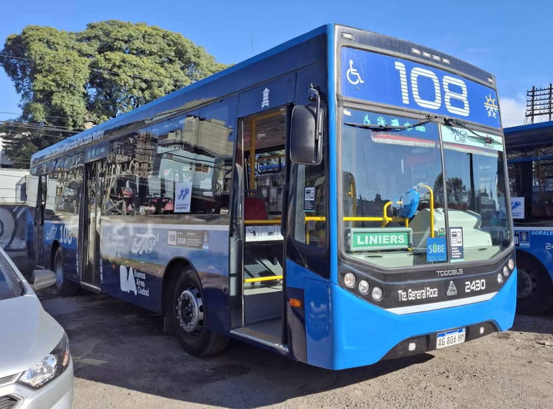 BondisATR's tweet photo. Así quedó el interno 2430 de la #Linea108 ya con el corte de pintura munipa. https://t.co/9j3Lkdjt0W