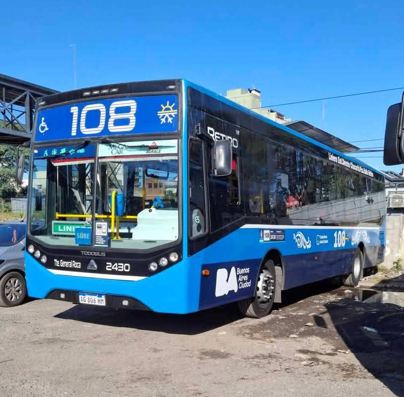 BondisATR's tweet photo. Así quedó el interno 2430 de la #Linea108 ya con el corte de pintura munipa. https://t.co/9j3Lkdjt0W