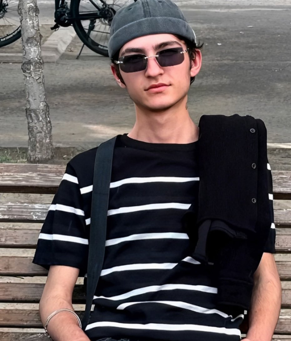 chiotsgazalles's tweet photo. Ben bu olayın neden yeteri kadar gündeme getirilmediğini anlamış değilim. Bu çocuk intihar etmedi, ansızım bir şekilde kalbi durarak ölmedi. ÖLDÜRÜLDÜ. Bu sizin vicdanınız rahatlatmak için iki gün konuşup susacağınız bir olay değil. Bu bir vahşet… #elgünüçünsusma https://t.co/dHbY66jHpg