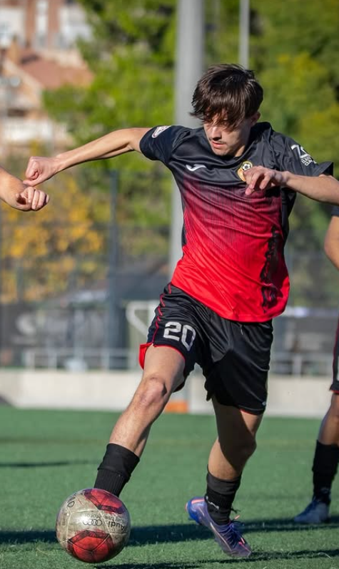 Pablo Medina llega en un buen momento de forma, muy incisivo y descarado, provocador de penalties y ante todo con una punta de velocidad que le erige en un peligro con espacios