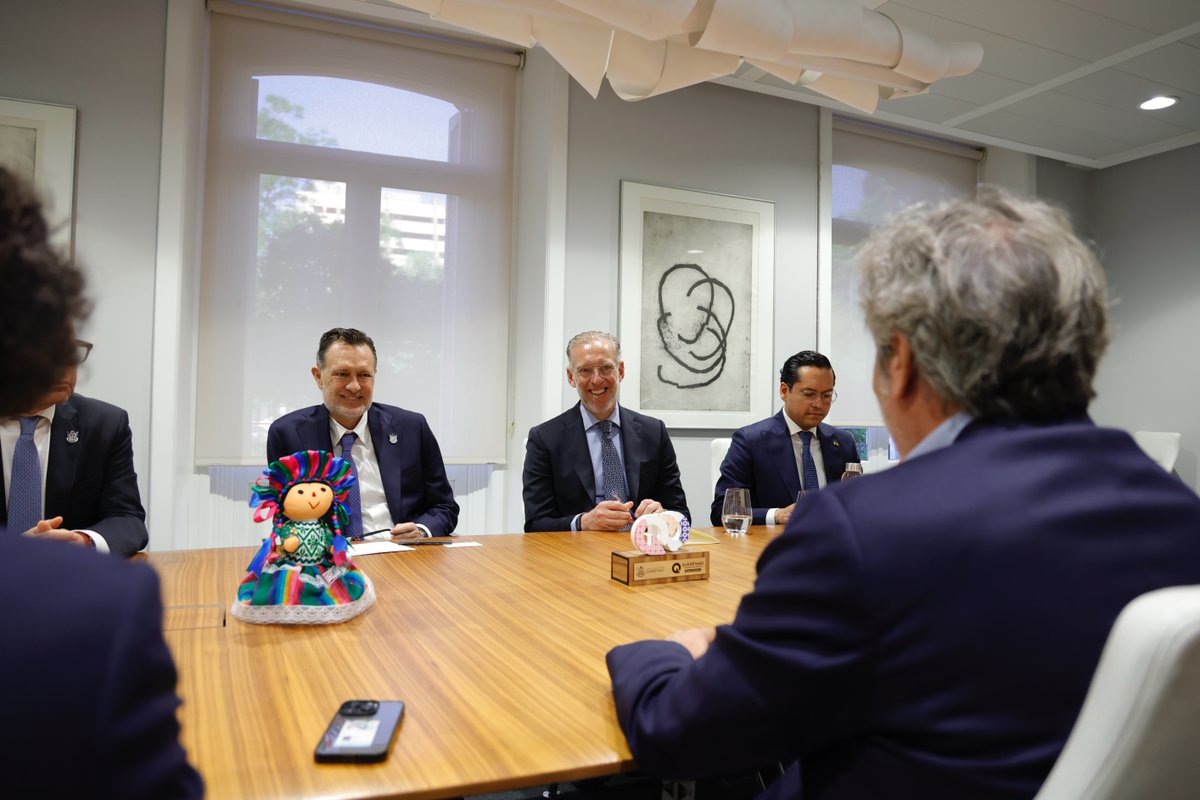 SEDESUQro's tweet photo. Desde Madrid, @mdelprete acompañó a @makugo en una reunión con Grupo #Malasa, se anunció la ampliación de la empresa, que generará cerca de 200 empleos. Con liderazgo, talento y visión, construimos un mejor futuro para todas y todos. #GiraMadrid #CONTIGO https://t.co/4lcN24uaDF