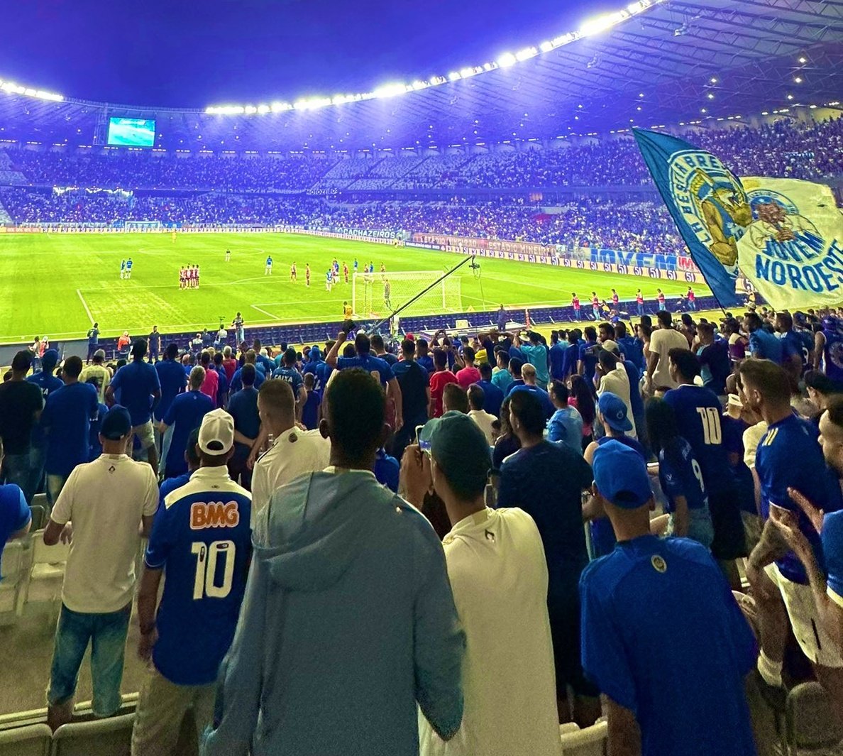 conexaocec's tweet image. 🔵 INFORMAÇÃO

Já eliminado da Copa Sul-Americana, o Cruzeiro solicitou à Minas Arena, o aumento na previsão em 5 mil ingressos.

A Raposa abriu as vendas esperando ter 10 mil torcedores, mas nesta terça-feira, a previsão subiu para 20 mil.

📰 @centraldatoca