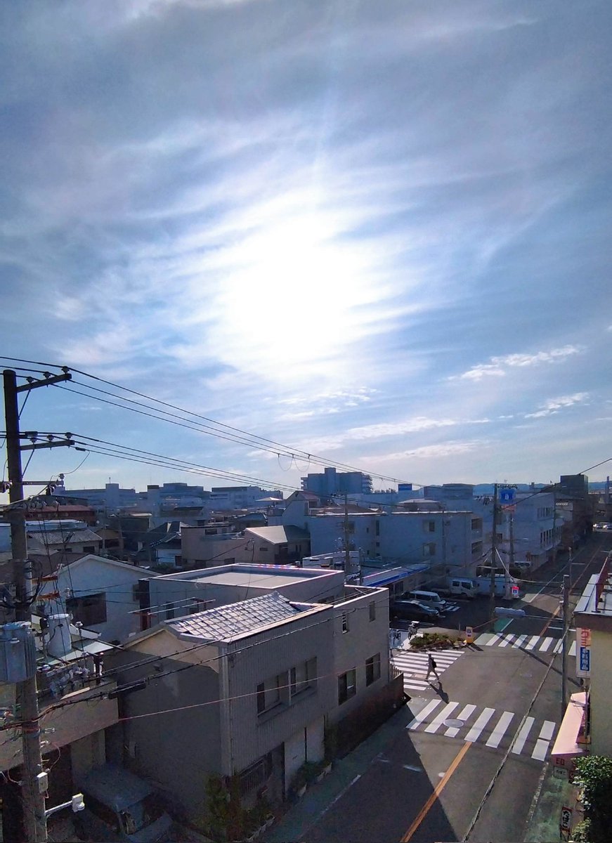 新たな旅はじまり🌈
今日も運がいいありがとう❕️

＞いまのそら＜　

デッカイ太陽のあさ☀
今日は夏日に！
水分補給忘れんとってなぁ🚰

🌤️今の気温19℃
最高気温27℃
　　    　　　　　　5月28日 　7:00　 大阪もりぐちﾖﾘ