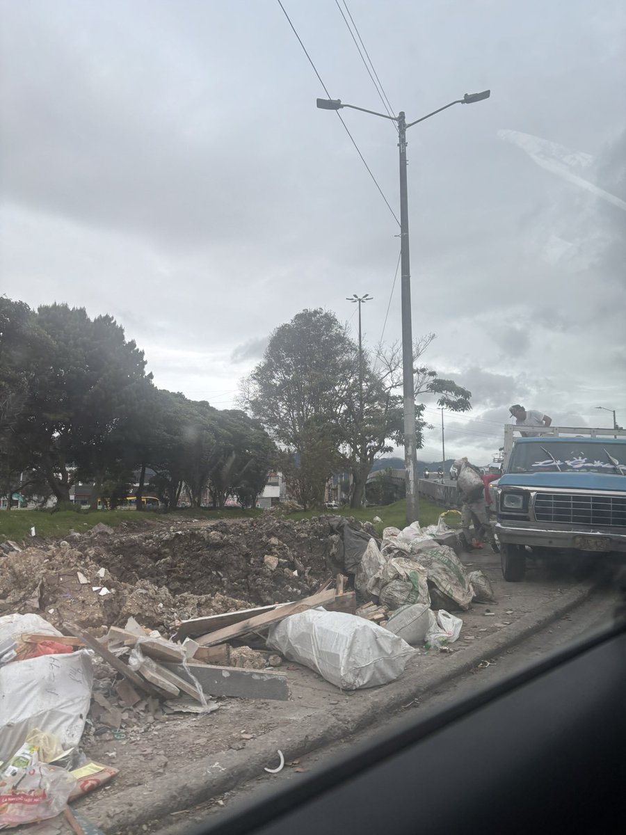 En la oreja de la calle 68 con Av 68 oriente sur, se volvió común que tomen el separador para dejar residuos y escombros. Desde cuándo se volvió botadero? <a href="/PoliciaBogota/">Policía Metropolitana de Bogotá</a> <a href="/Bogota/">Alcaldía de Bogotá</a> <a href="/Engativalcaldia/">Alcaldía Local de Engativá</a> <a href="/Citytv/">Canal Citytv</a>