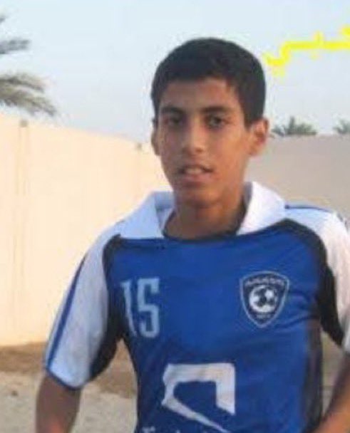 🚨🚨🚨🚨🚨🚨🚨🚨🚨 عاجل: 

صورة قديمة لعلي لاجامي يرتدي فيها قميص الهلال 😰💙💙💙💙💙