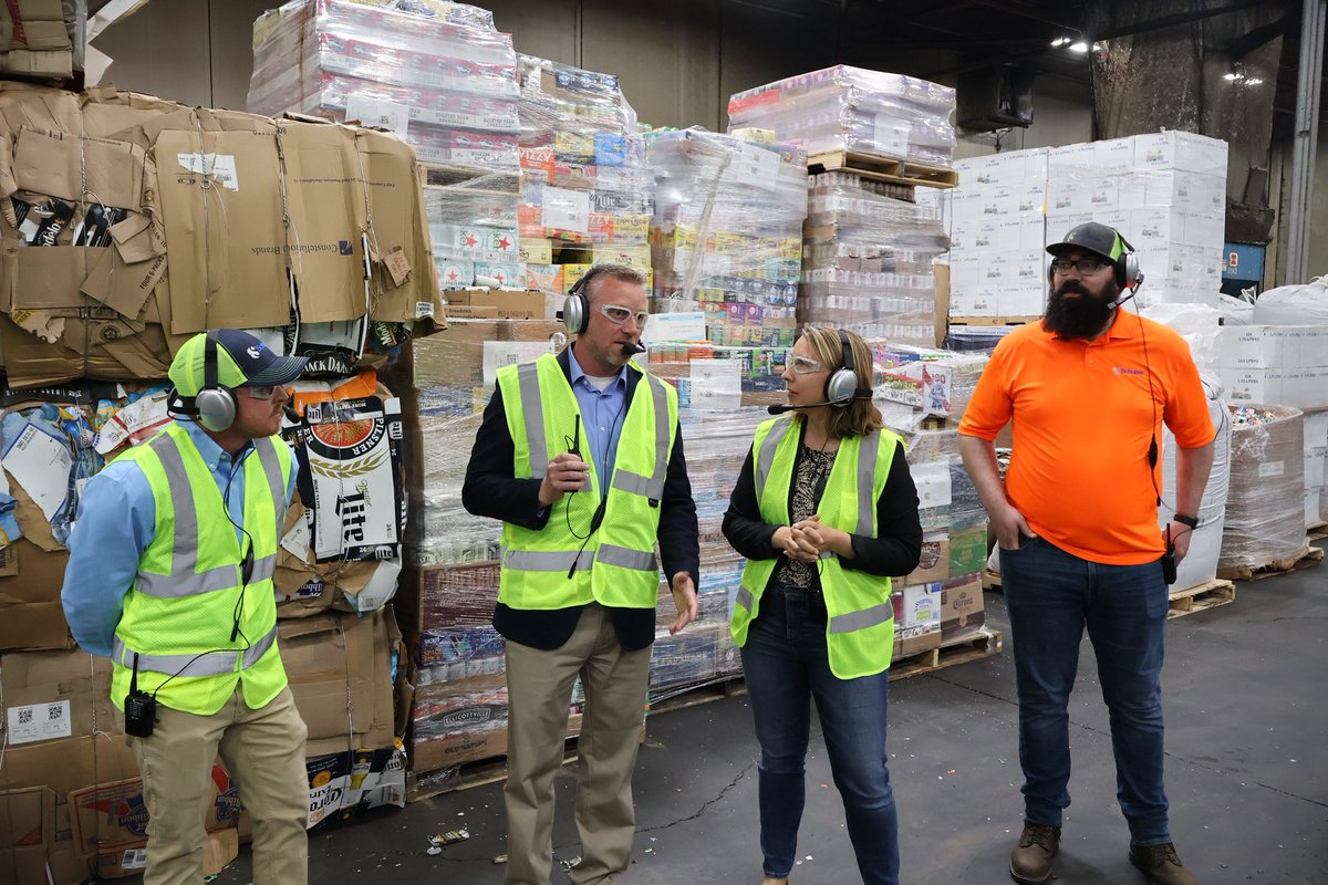 Our West Michigan family-owned businesses are totally CRUSHING it — cans, that is! ♻️ Michigan’s voter-led recycling initiatives put our great state on the cutting edge of a more green future, and I was happy to tour Schupan Beverage Recycling to see how their recycling