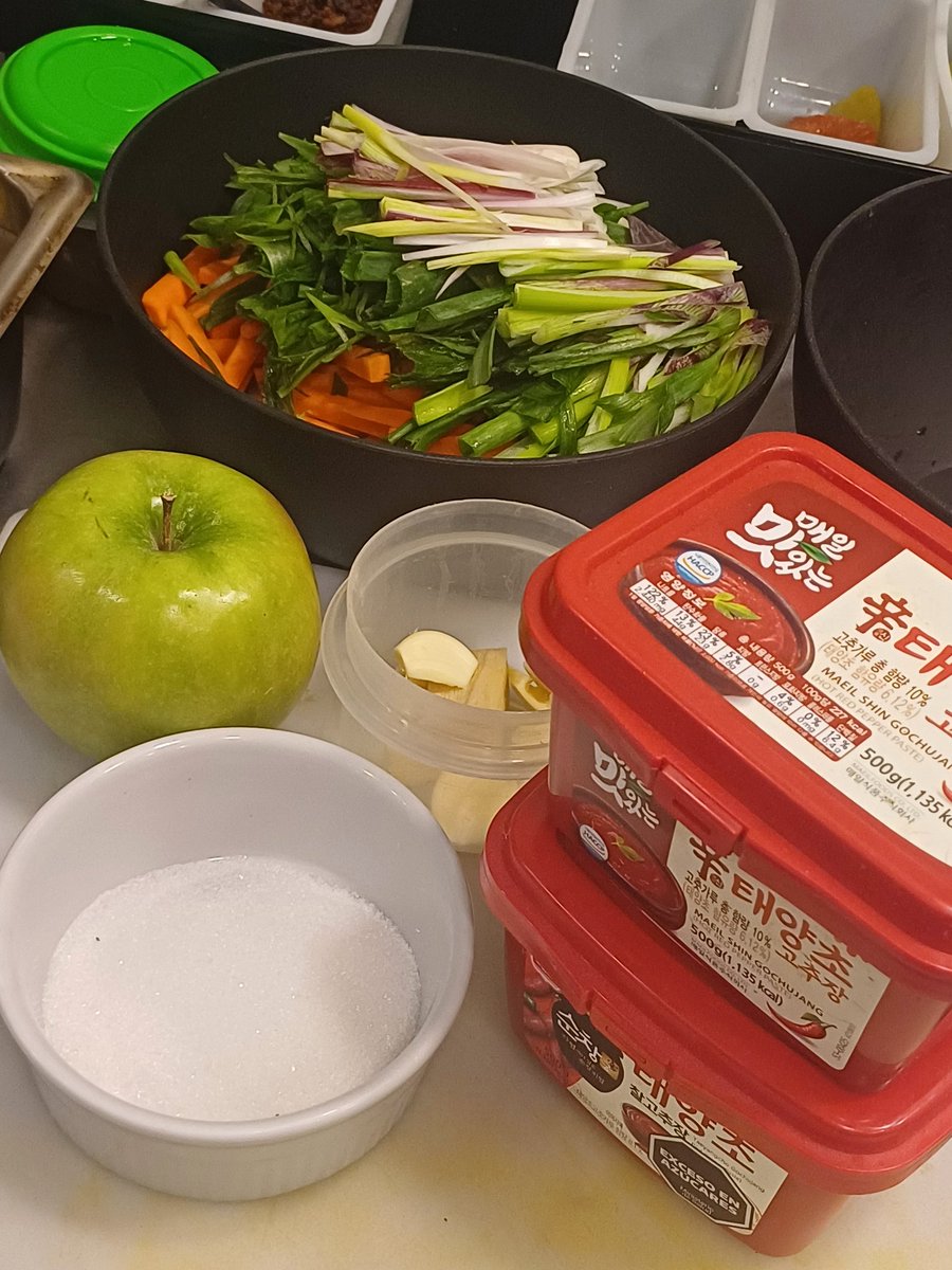 namuruwu's tweet photo. haciendo kimchi en el trabajo 🫶🏻🍱🥢 https://t.co/fjnOYz7TXF