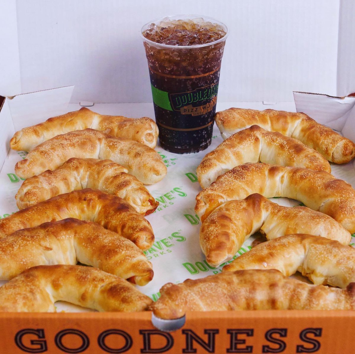 DoubleDaves's tweet photo. Quittin’ time and that means it’s Peproni Roll time! Get your dinner on sale tonight and every Tuesday 😎

#quittintime #peponirolls #tuesdaydinner #doubledaves https://t.co/7ABW0IM751