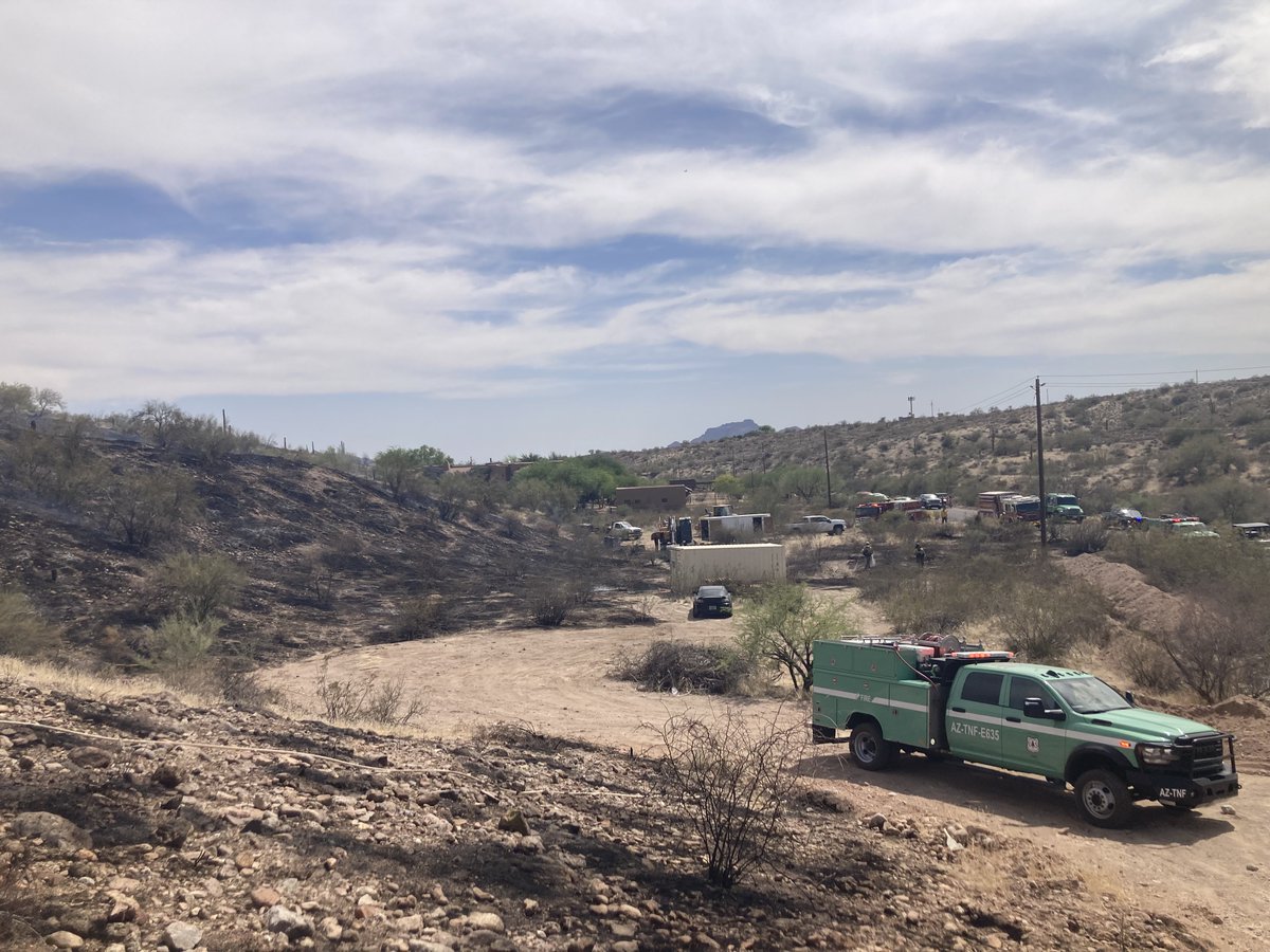 NEW FIRE: The #CougarFire was reported this afternoon in Goldfield Estates off North Vista Del Oro. Fire is approx. 2 acres, forward progression stopped.
Resources from the #TontoNF, Fort McDowell Fire Department, Salt River Agency and PIMA Bureau of Indian Affairs are on scene.