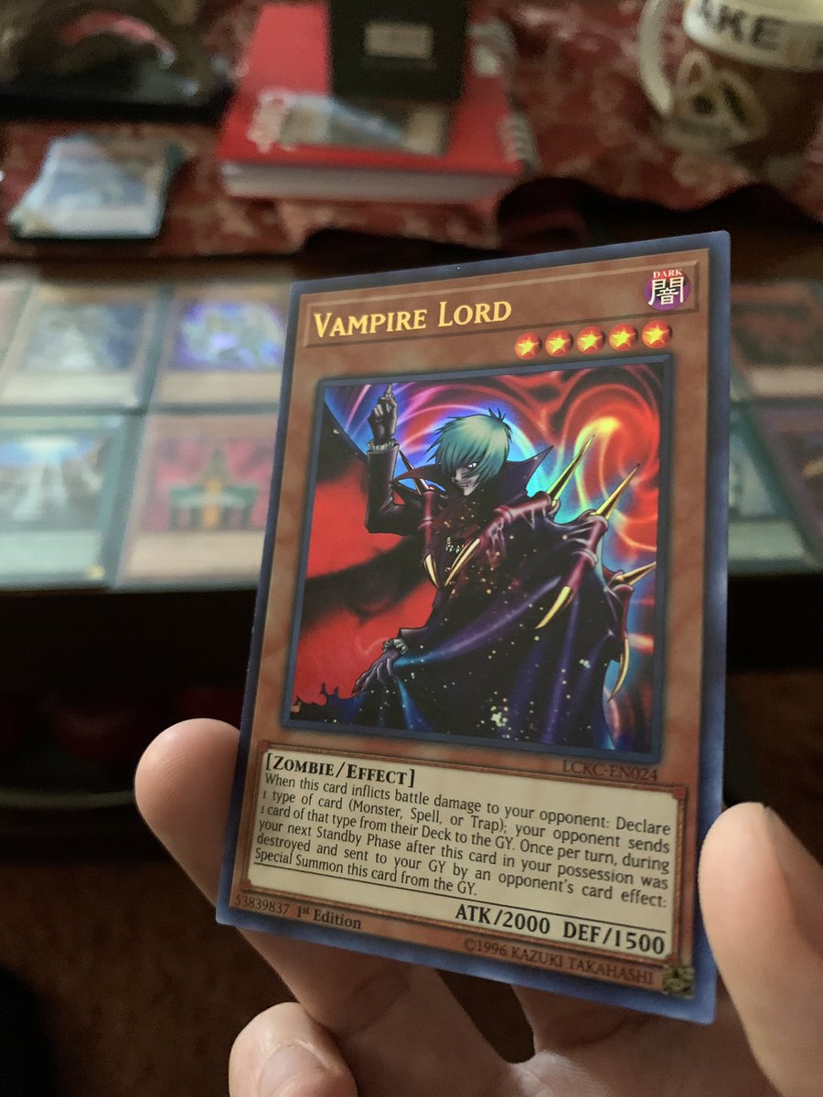 Mi proceso creativo comienza con las cartas de Yu-Gi-Oh! Sobre la mesa
